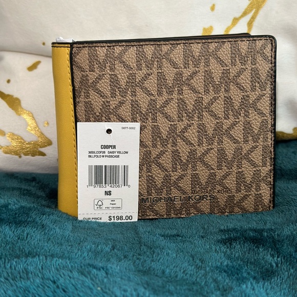 Michael Kors Men's Daisy Yellow Billfold - Picture 1 of 6
